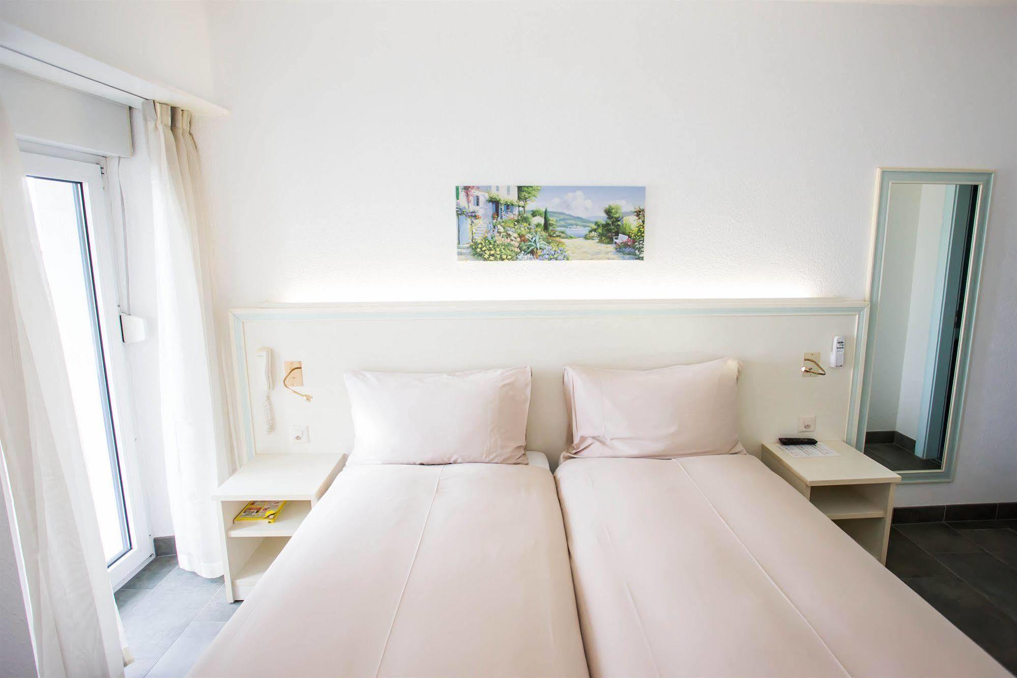 Hotel Du Port Villeneuve