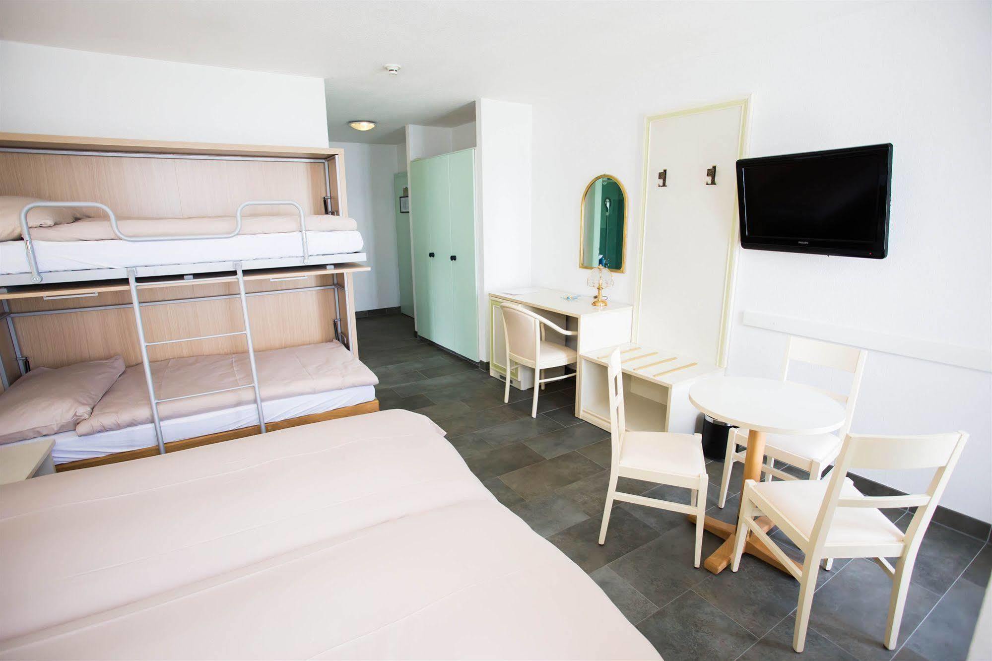 Du Port Hotel 3*