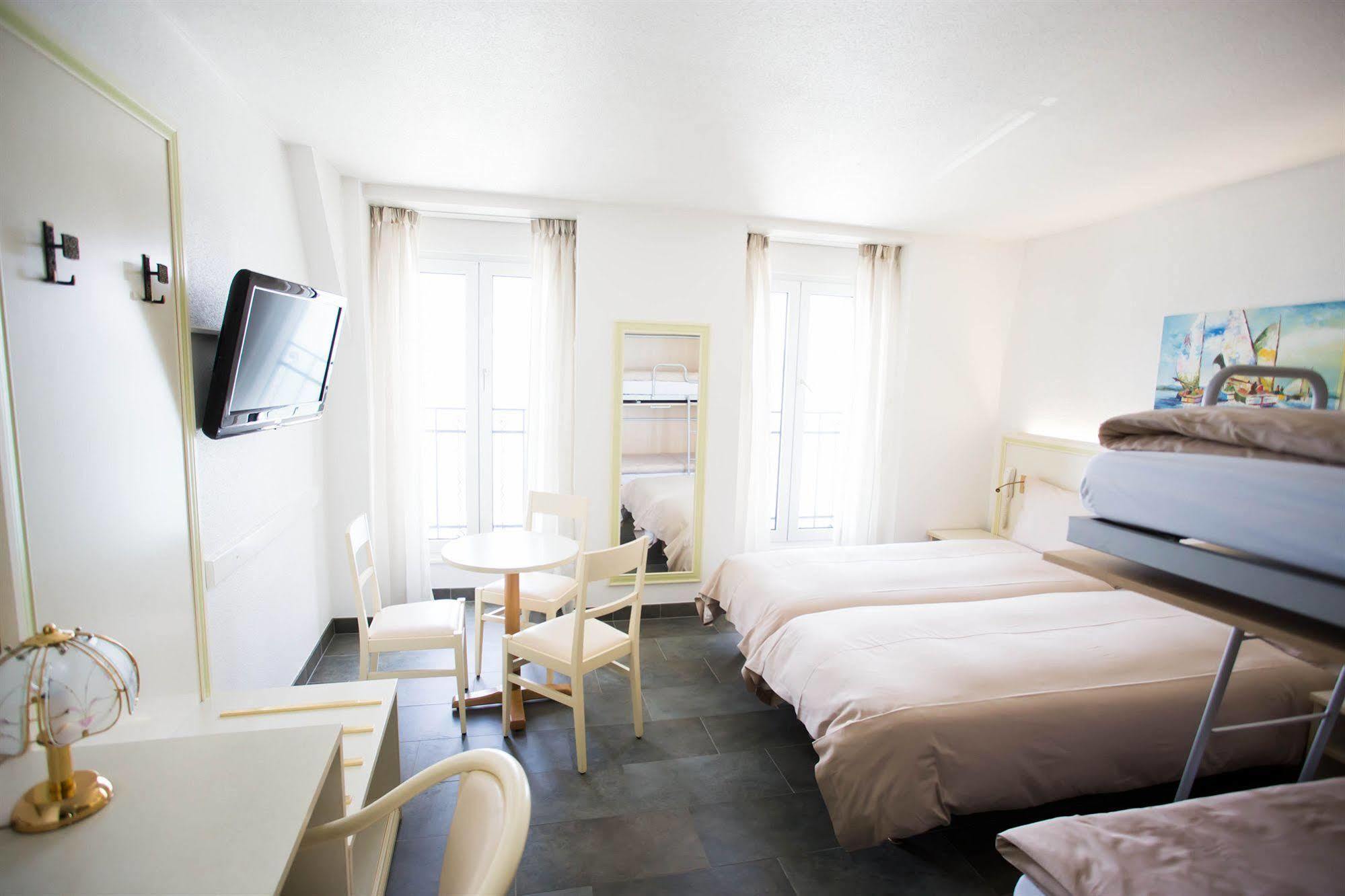 Hotel Du Port 3*